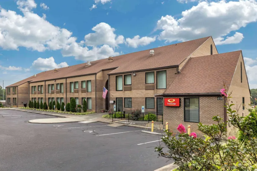Econo Lodge & Suites Southern Pines - Pinehurst - Image 1