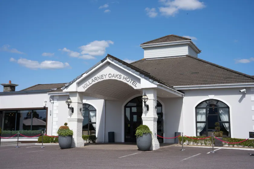 Killarney Oaks Hotel - Image 1