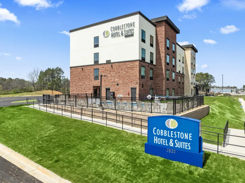 Cobblestone Hotel & Suites - Cullman - Image 1