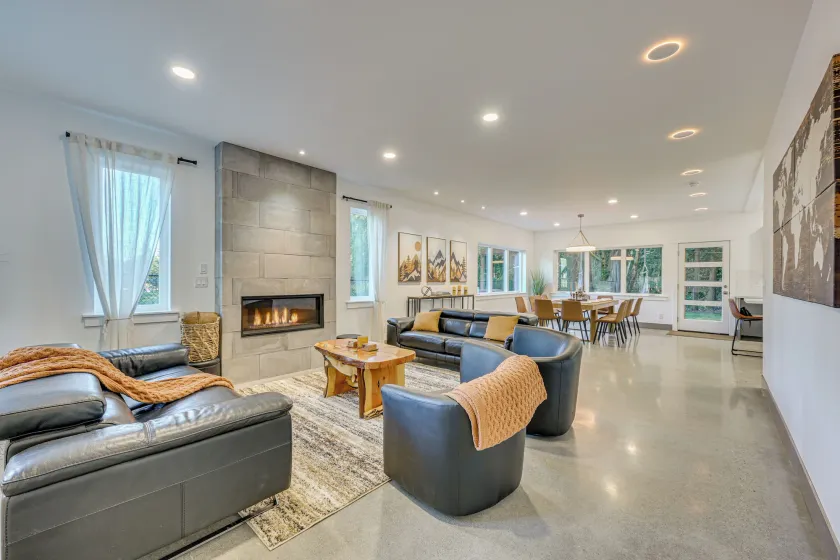 Stylish Everett Home w/ Green Belt! - Image 1