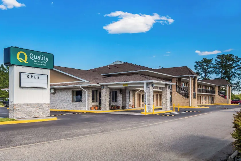 Quality Inn & Suites Suffolk - Image 1