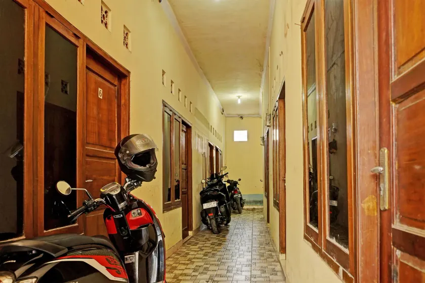 OYO Life  92936 Kost Teteh Erni Karawang - Image 1