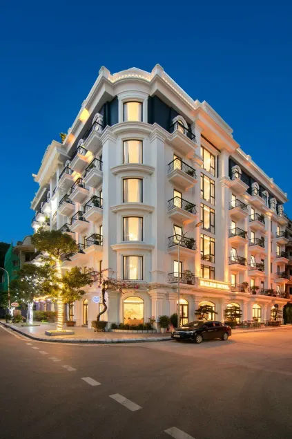 Halios Hotel Halong - Image 1
