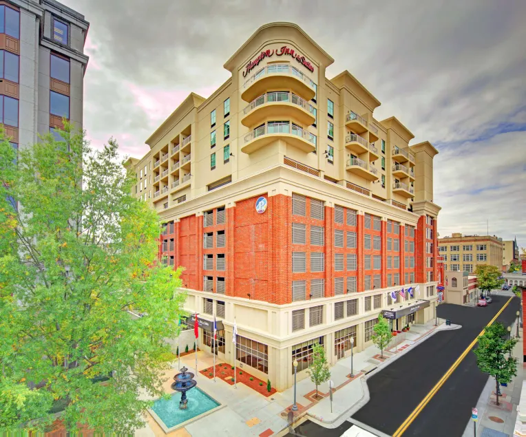 Hampton Inn & Suites Roanoke-Downtown - Image 1