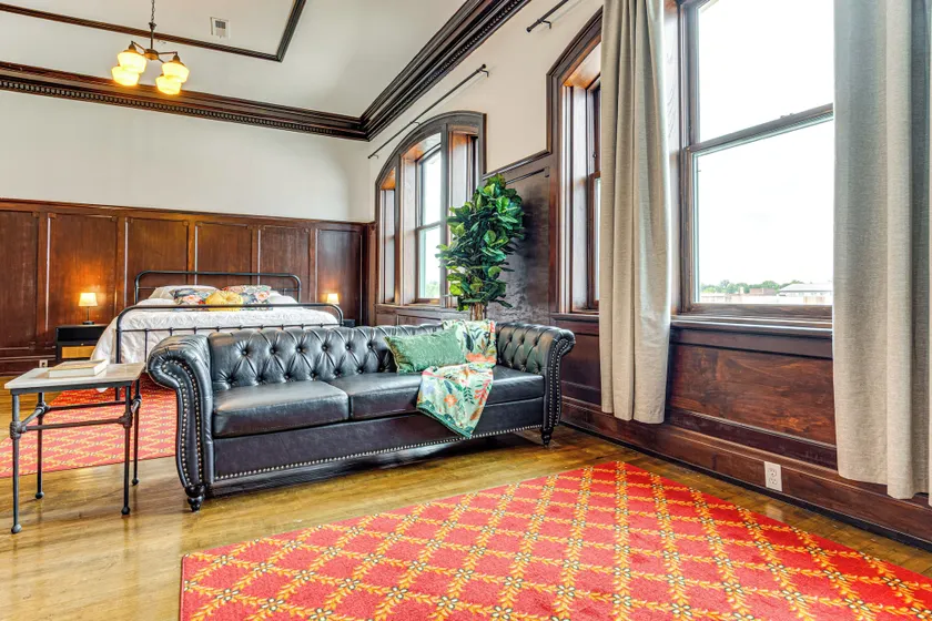 Modern Elegance: Timeless Crawfordsville Studio! - Image 1