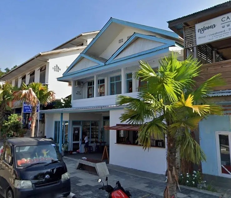 Komodo Indah Hotel and Hostel - Image 1