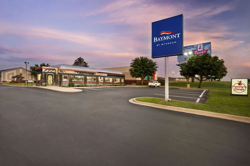 Baymont by Wyndham Hearne - Image 1