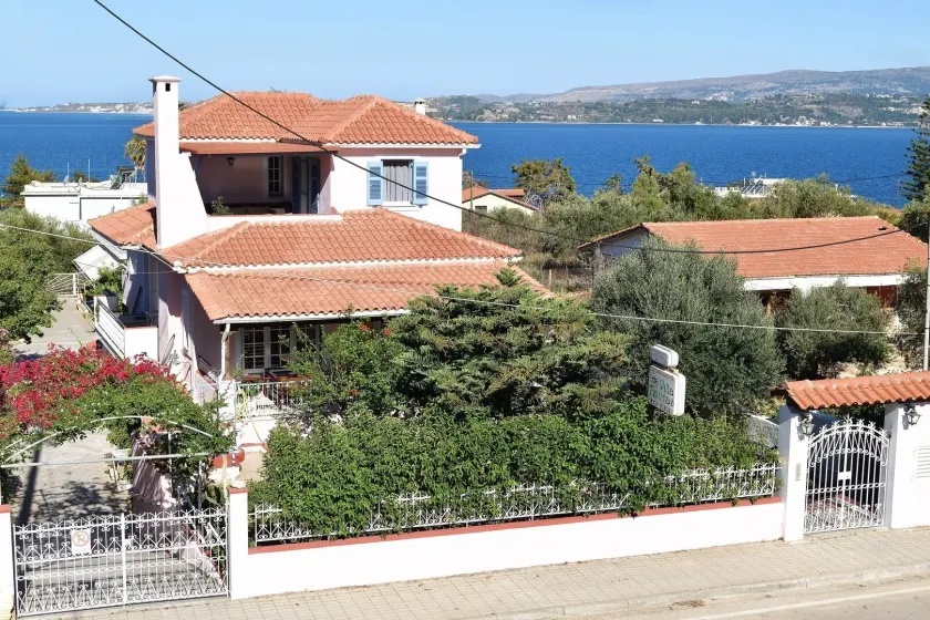 Tzivras Villa & Apartments - Image 1