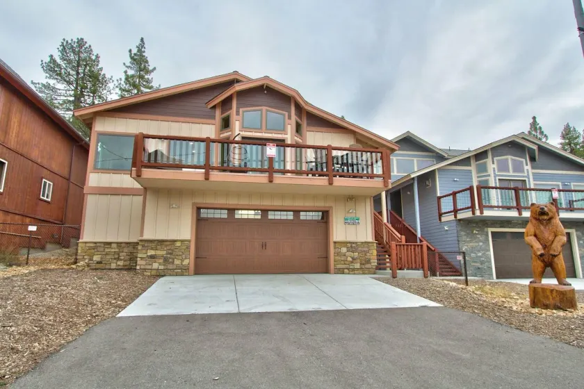 Boulder Bay Chalet Lakefront - Elegantly decorated with Hot Tub and Game Room! - Image 1