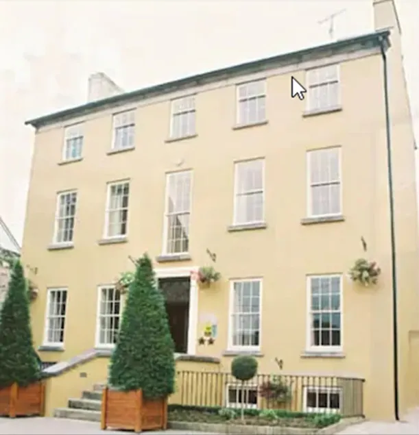 Baileys Hotel Cashel - Image 1