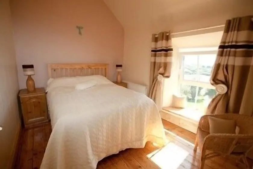Bridgeview Farmhouse Bed and Breakfast - Image 1