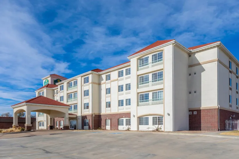 La Quinta by Wyndham Dodge City - Image 1