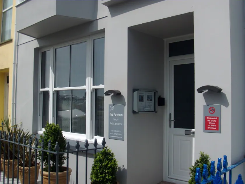 Farnham Hotel - Image 1