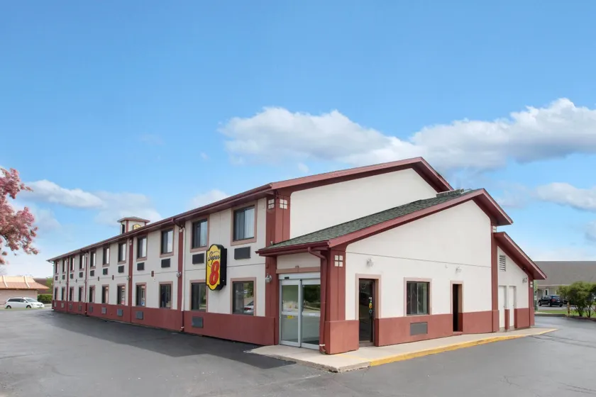 Super 8 by Wyndham Crystal Lake - Image 1