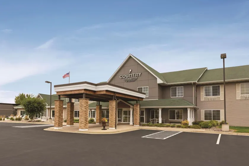 Country Inn & Suites by Radisson, Willmar, MN - Image 1