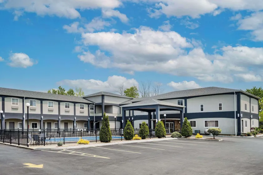 Days Inn & Suites by Wyndham Niagara Falls/Buffalo - Image 1