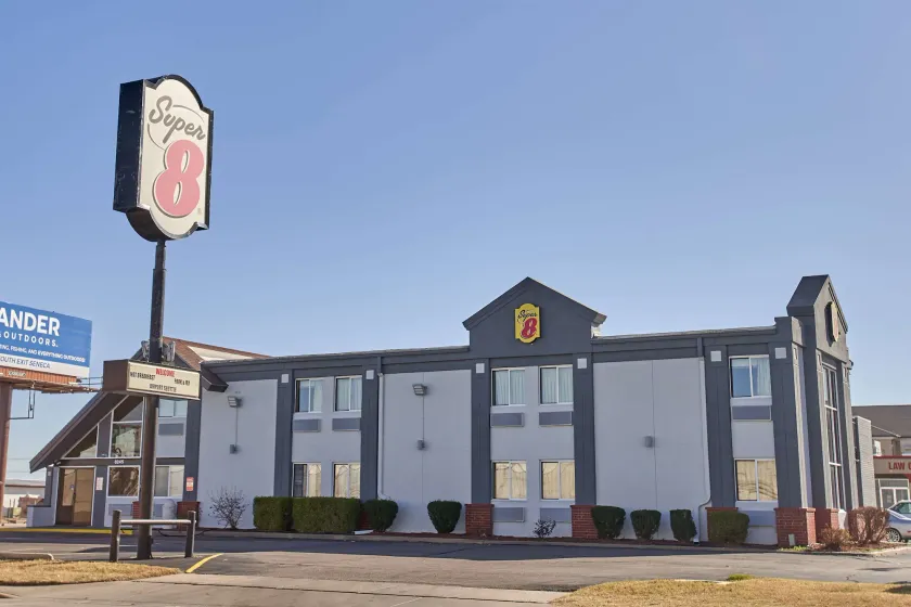 Super 8 by Wyndham Wichita Airport West Kellogg - Image 1