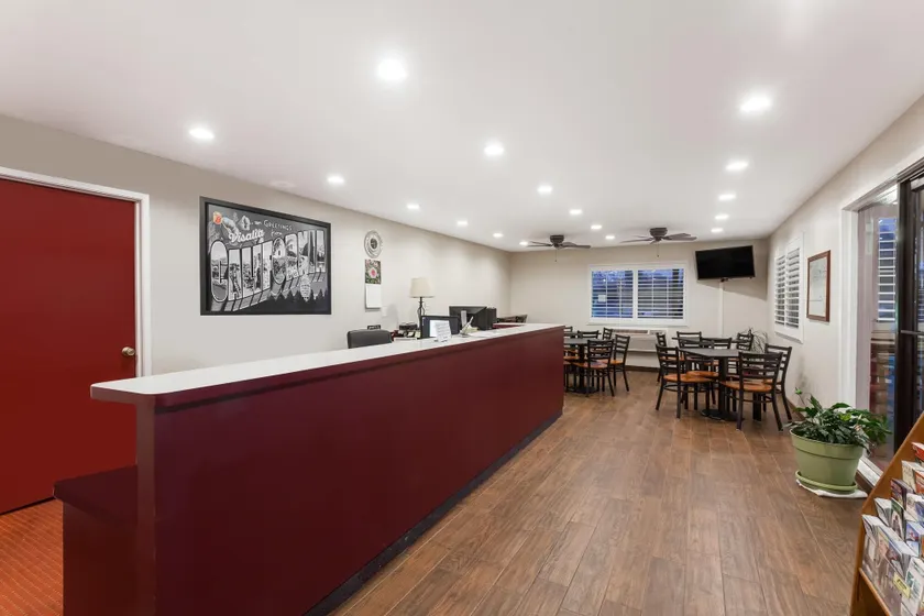 Super 8 by Wyndham Visalia - Hall