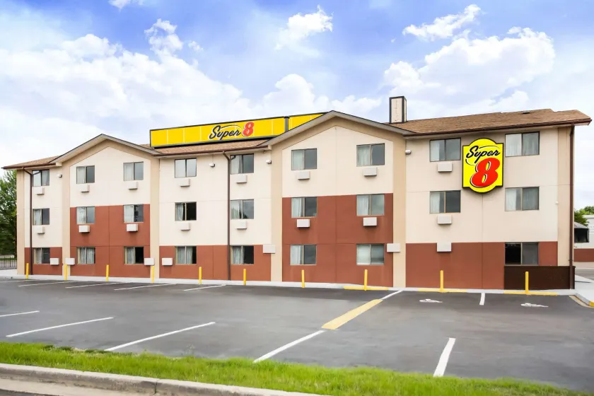 Super 8 by Wyndham Chester/Richmond Area - Image 1