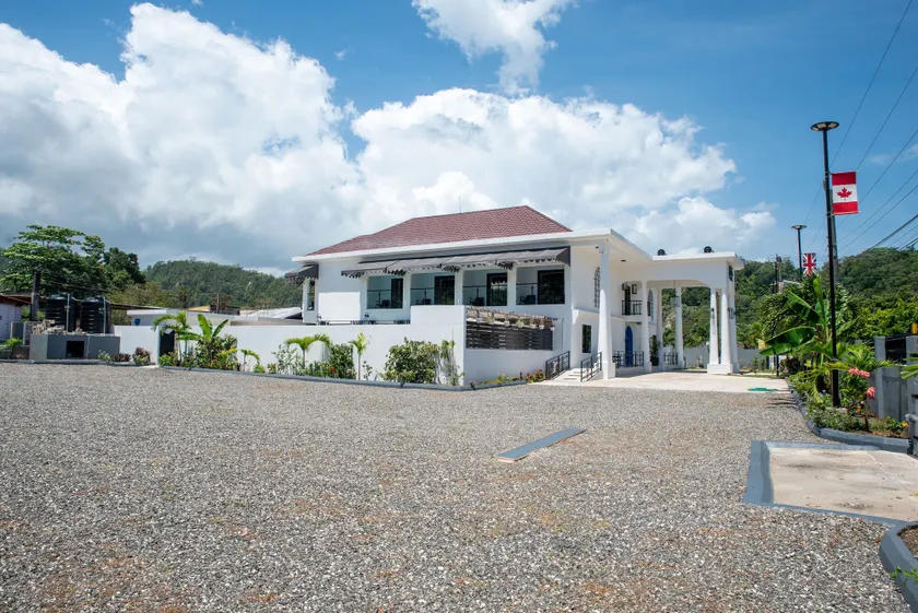 Sky's Villa Resort - Image 1