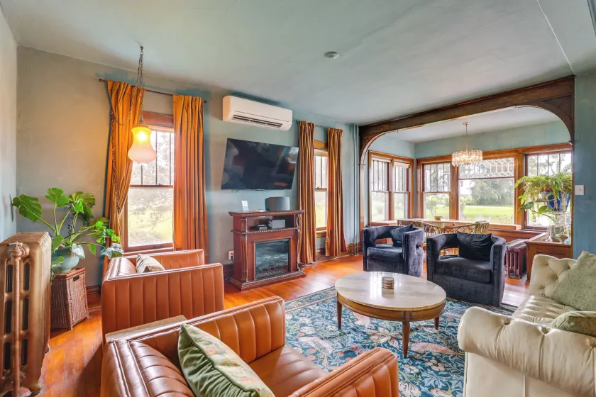 Fire Pits, Views & Yard: Luxe Mt Horeb Getaway! - Interiör
