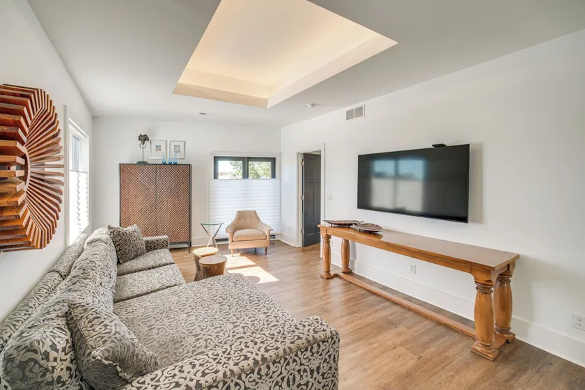 7 Mi to Dtwn & Lake Erie: Sleek Cleveland Apt! - Image 1