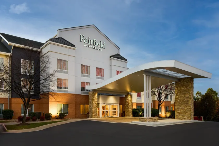 Fairfield Inn and Suites by Marriott Winchester - Image 1