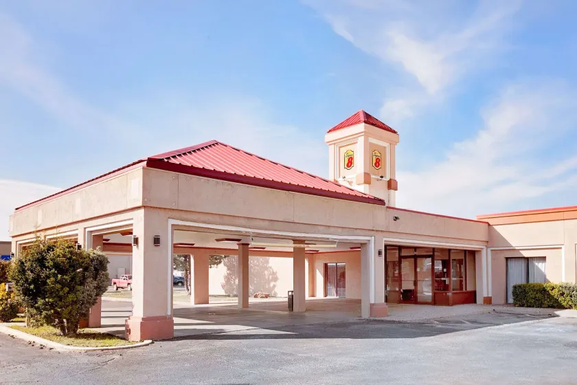 Super 8 by Wyndham Plainview - Image 1
