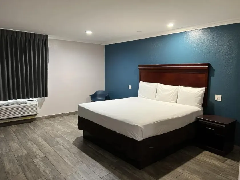 Super 8 by Wyndham Mesa Downtown Near Convention Center - Image 1