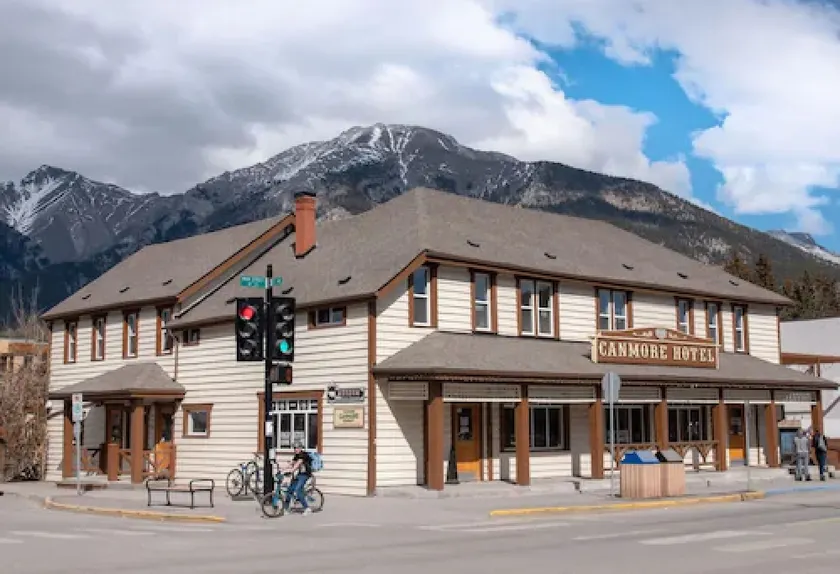Party Hostel- Canmore Hotel Hostel - Image 1
