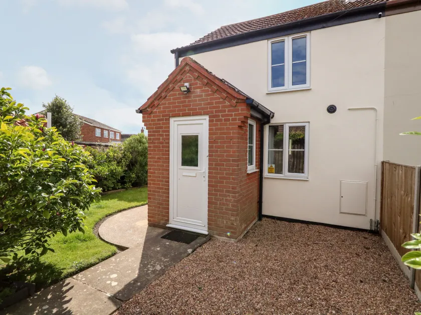 3 The Cottages - Image 1