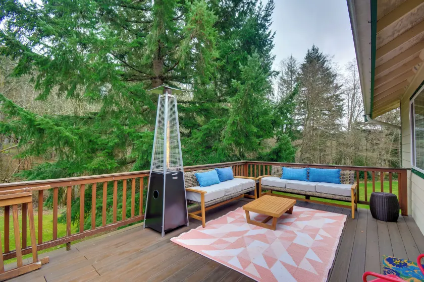 Central 4-acre Cottage w/ Deck: Walk to Bay! - Image 1