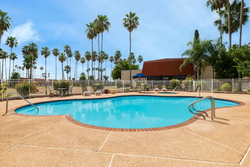 Victoria Palms Inn & Suites - Image 1
