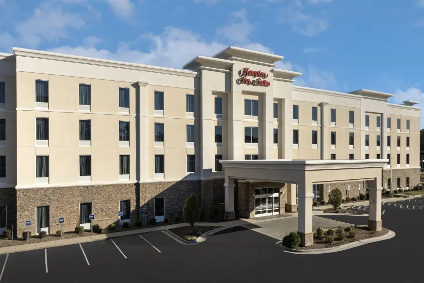 Hampton Inn & Suites Fayetteville - Image 1