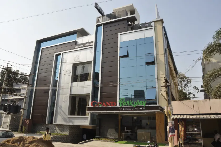 Hotel Grand Parkway - Image 1