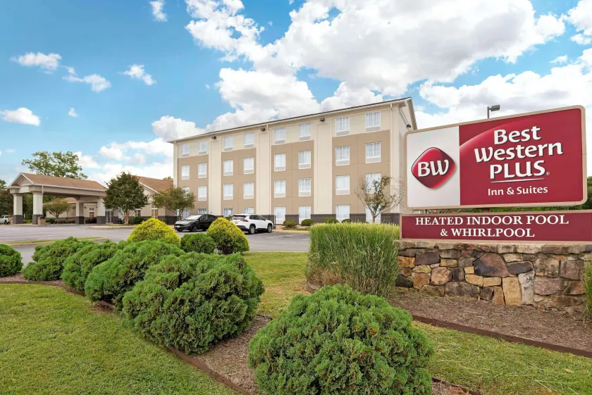Best Western Plus Crossroads Inn & Suites - Image 1