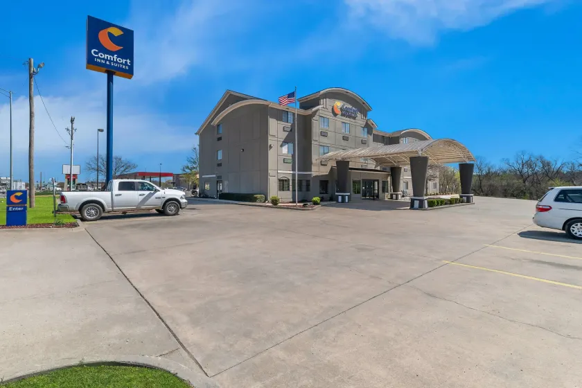 Comfort Inn & Suites Atoka - Image 1