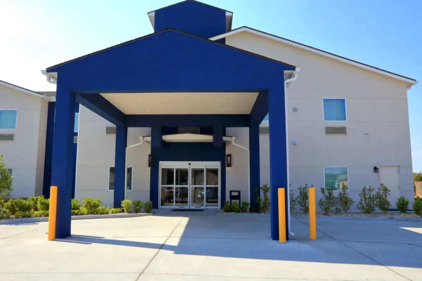 Americas Best Value Inn & Suites-Prairieville - Image 1