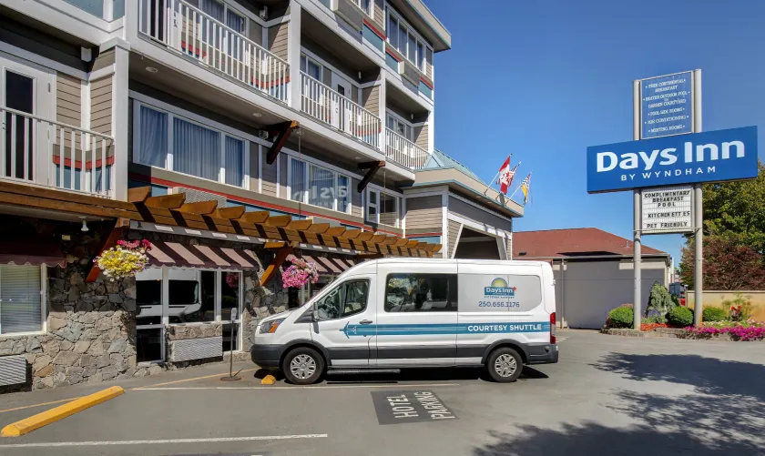 Days Inn by Wyndham Victoria Airport Sidney - Image 1
