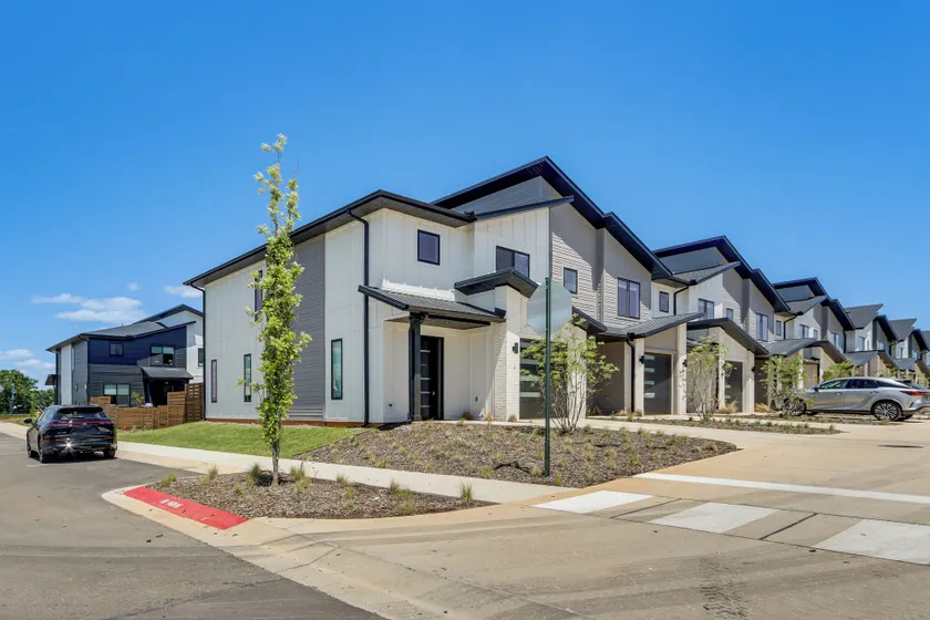 5 Mi to Walmart Amp: Modern Townhome w/ Yard! - Image 1