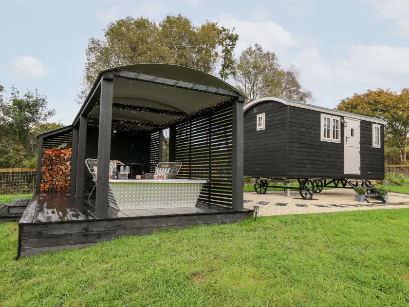 Dragonfly Shepherd's Hut - Image 1