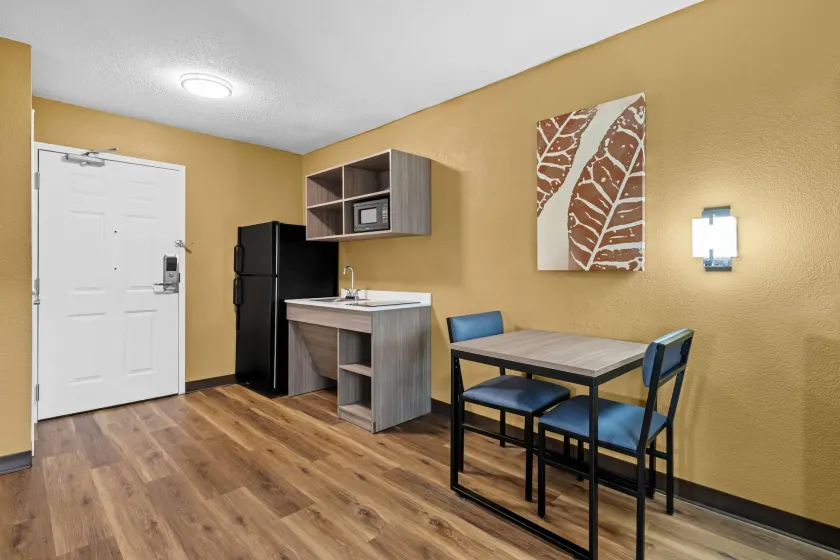Suburban Studios Charlotte - Executive Park - Image 1