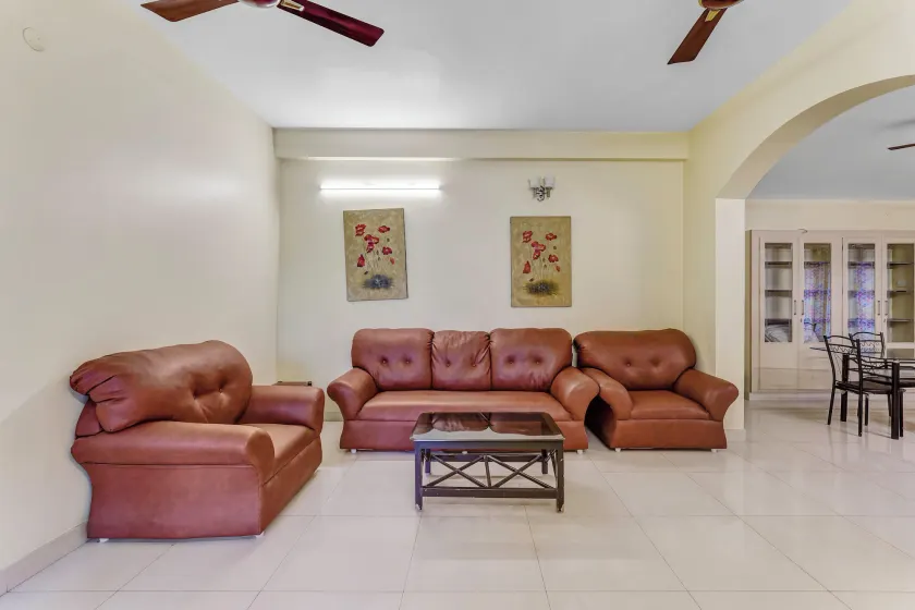 King's Court by Blessings Hospitality - Lobby sitting area