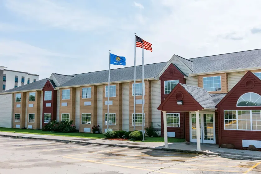 Days Inn & Suites by Wyndham Pryor - Image 1