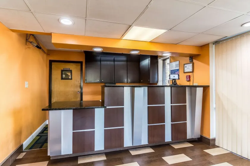 Motel 6-Kenly, NC - Hall