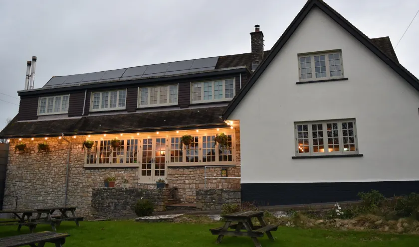 Three Horseshoes Country Inn - Image 1