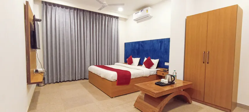 Hotel Lake View - Near Sukhna Lake - Image 1
