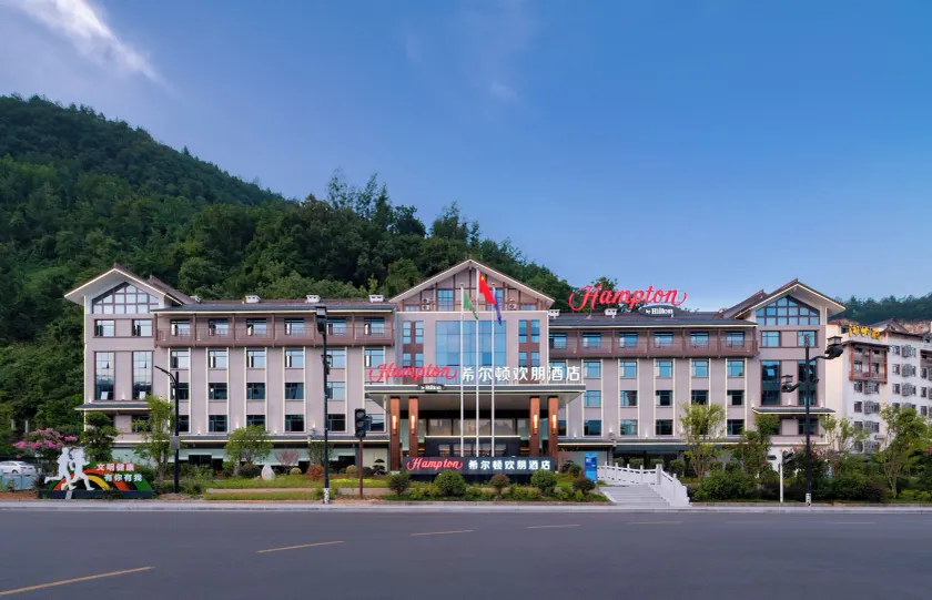 Hampton by Hotel Zhangjiajie National Forest Park-10min walk to biaozhi gate - Image 1