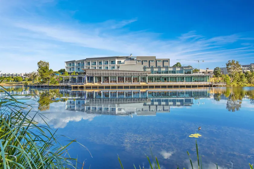Best Western Plus North Lakes Hotel - Image 1