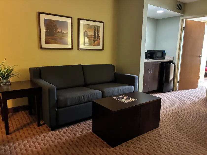 Euro-Suites Hotel - Image 1